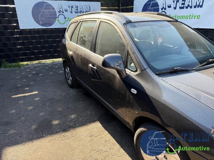 Kia Carens III 2.0i CVVT 16V Sloopvoertuig (2008, Grijs)