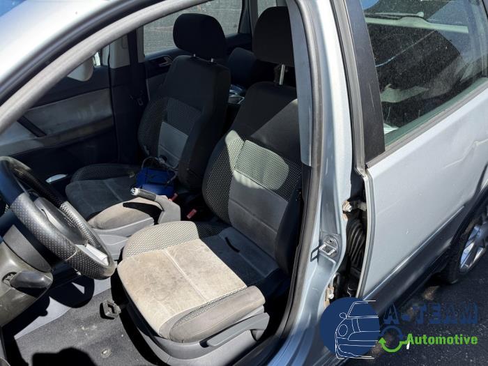 Volkswagen CrossPolo 1.2 12V Sloopvoertuig (2006, Metallic, Zilvergrijs, Zilver)