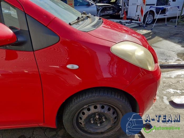 Toyota Yaris II 1.3 16V VVT-i Sloopvoertuig (2007, Rood)