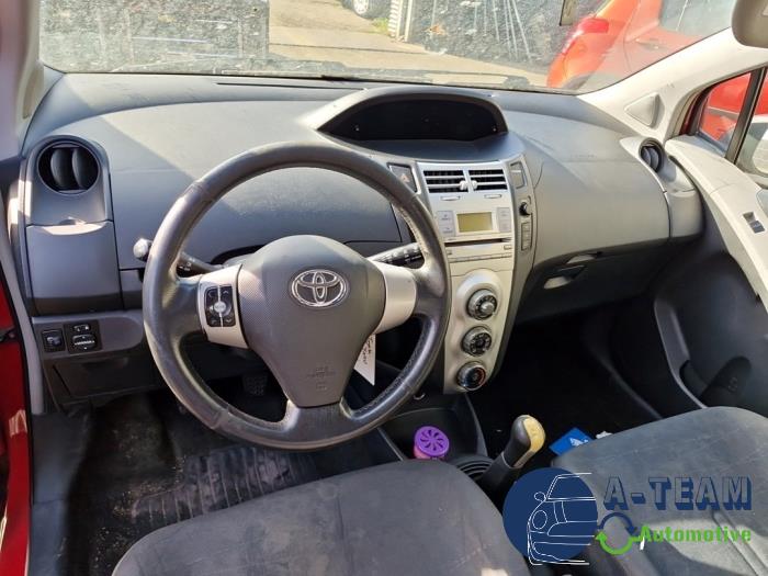 Toyota Yaris II 1.3 16V VVT-i Sloopvoertuig (2007, Rood)