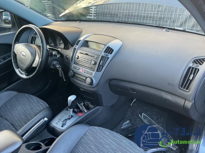 Kia Cee'd Sporty Wagon 1.6 CVVT 16V Sloopvoertuig (2008, Grijs)