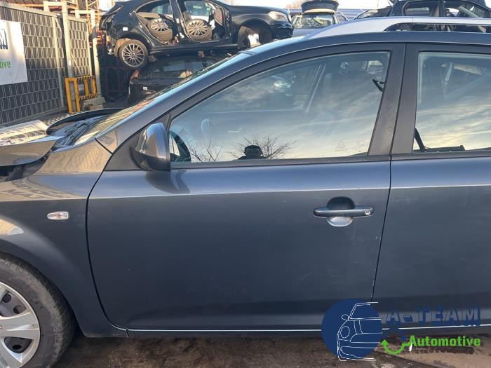 Kia Cee'd Sporty Wagon 1.6 CVVT 16V Sloopvoertuig (2008, Grijs)