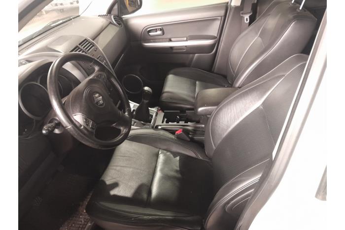 Suzuki Grand Vitara II 1.9 DDiS Sloopvoertuig (2011, Metallic, Wit)