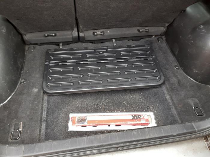 Suzuki Grand Vitara II 2.0 16V Sloopvoertuig (2006, Grijs)