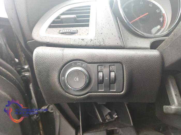 Opel Astra J Sports Tourer 1.4 Turbo 16V Sloopvoertuig (2014, Metallic, Zwart)