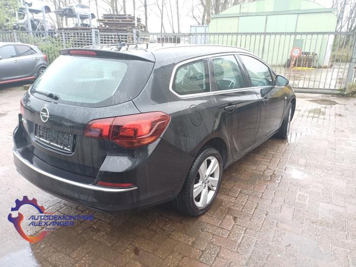Opel Astra J Sports Tourer 1.4 Turbo 16V Sloopvoertuig (2014, Metallic, Zwart)