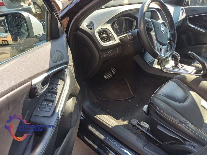 Volvo V40 2.0 D3 16V Sloopvoertuig (2015, Zwart)