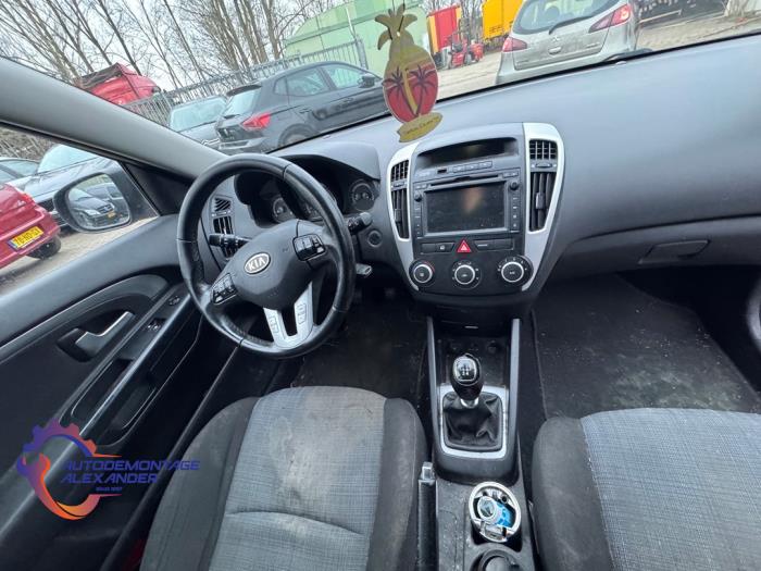 Kia Cee'd Sporty Wagon 1.4 16V Sloopvoertuig (2010, Donker, Zilvergrijs)