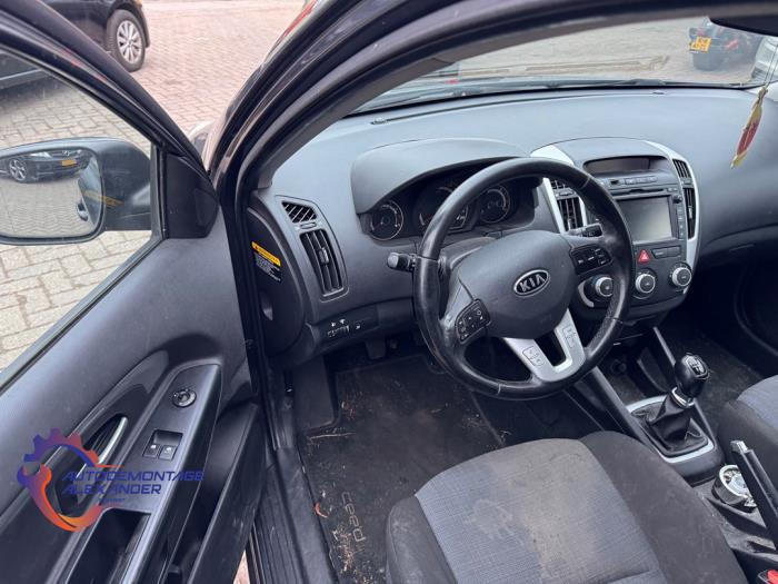 Kia Cee'd Sporty Wagon 1.4 16V Sloopvoertuig (2010, Donker, Zilvergrijs)