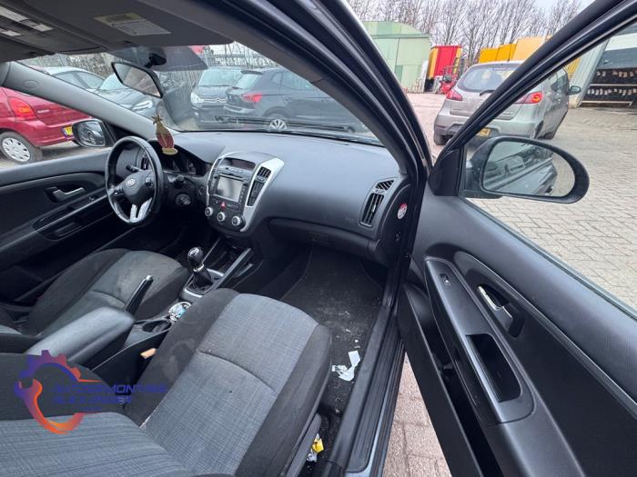 Kia Cee'd Sporty Wagon 1.4 16V Sloopvoertuig (2010, Donker, Zilvergrijs)