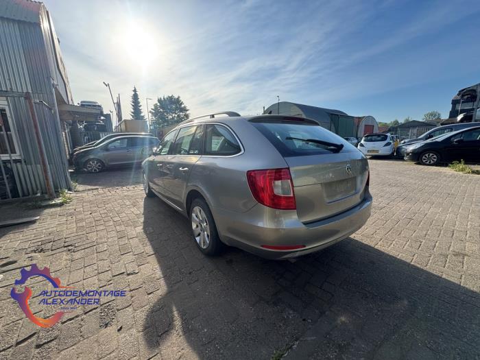 Skoda Superb Combi 1.6 TDI Sloopvoertuig (2011, Grijs)