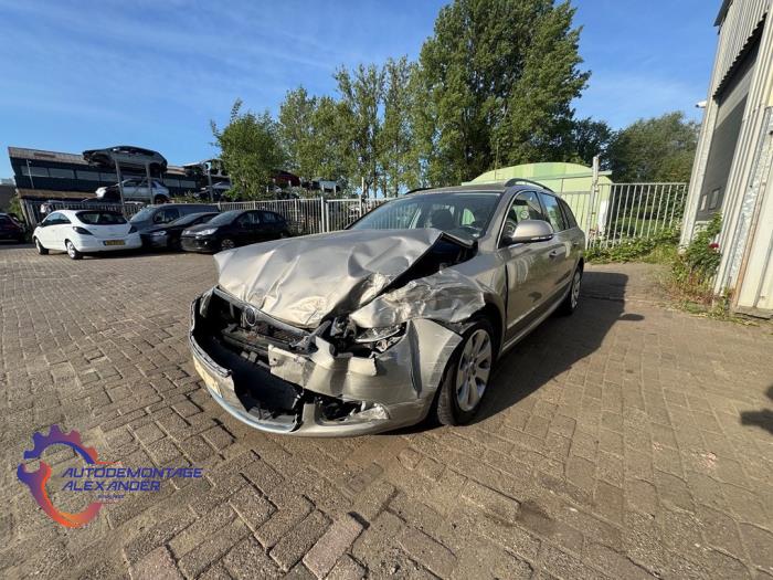 Skoda Superb Combi 1.6 TDI Sloopvoertuig (2011, Grijs)