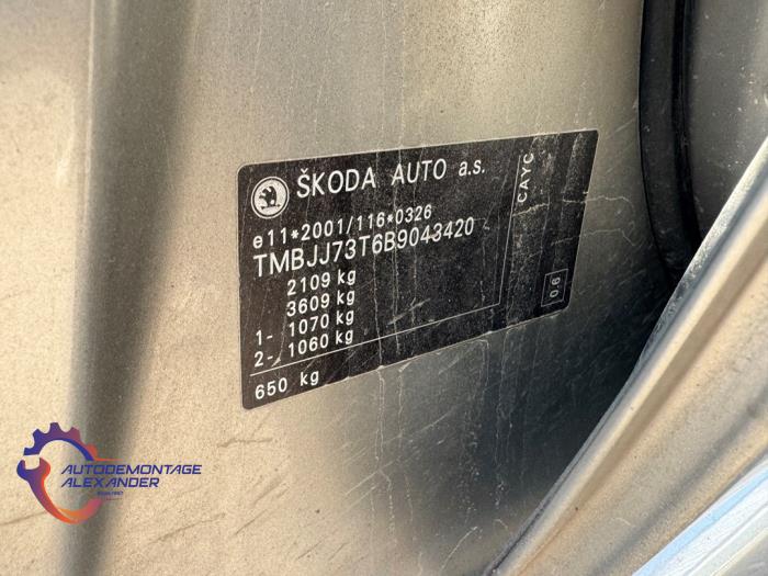 Skoda Superb Combi 1.6 TDI Sloopvoertuig (2011, Grijs)