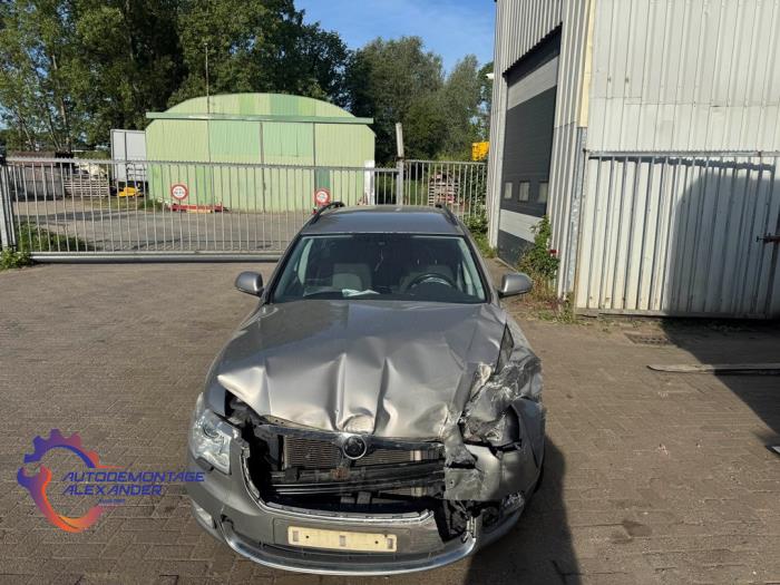 Skoda Superb Combi 1.6 TDI Sloopvoertuig (2011, Grijs)