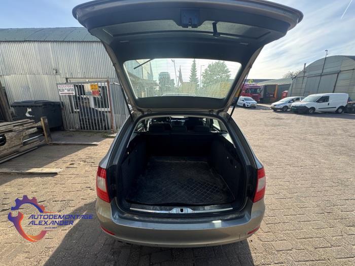 Skoda Superb Combi 1.6 TDI Sloopvoertuig (2011, Grijs)