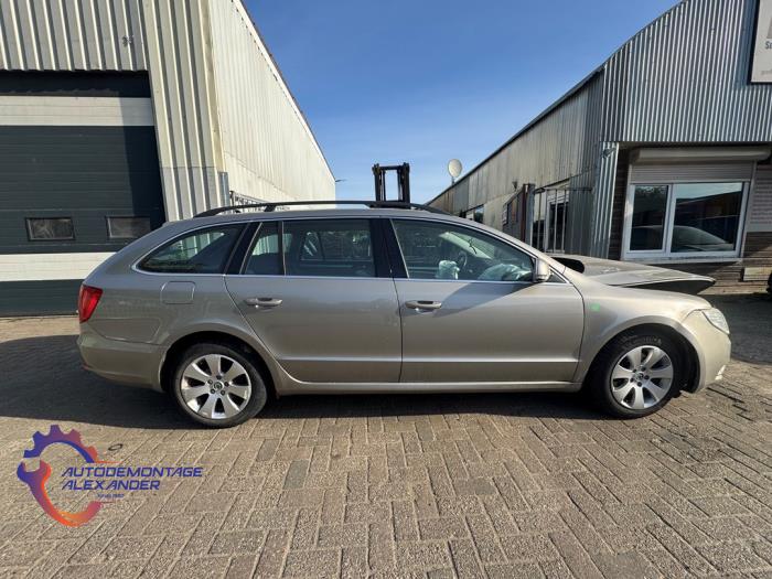 Skoda Superb Combi 1.6 TDI Sloopvoertuig (2011, Grijs)
