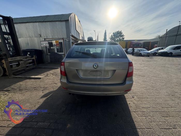 Skoda Superb Combi 1.6 TDI Sloopvoertuig (2011, Grijs)