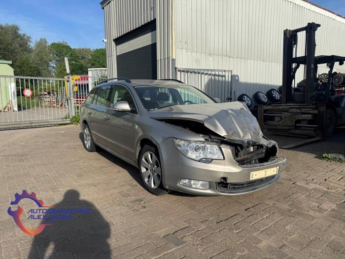 Skoda Superb Combi 1.6 TDI Sloopvoertuig (2011, Grijs)