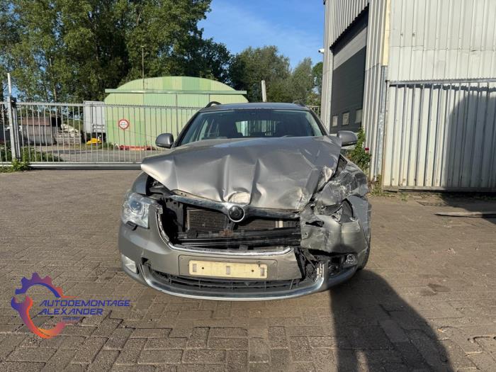Skoda Superb Combi 1.6 TDI Sloopvoertuig (2011, Grijs)