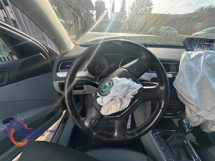 Skoda Superb Combi 1.6 TDI Sloopvoertuig (2011, Grijs)