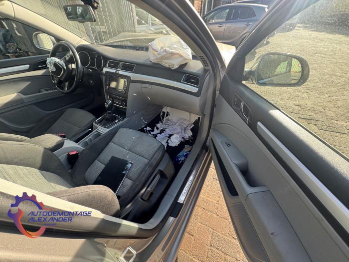 Skoda Superb Combi 1.6 TDI Sloopvoertuig (2011, Grijs)