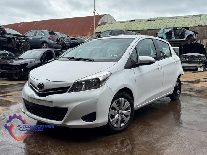 Toyota Yaris III 1.0 12V VVT-i Sloopvoertuig (2013, Wit)
