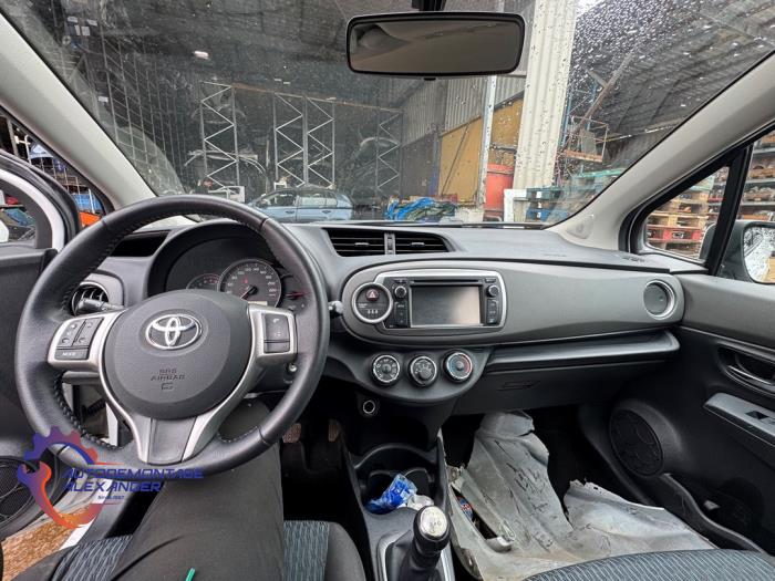 Toyota Yaris III 1.0 12V VVT-i Sloopvoertuig (2013, Wit)