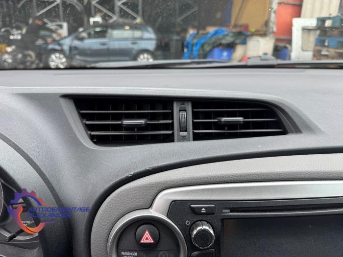 Toyota Yaris III 1.0 12V VVT-i Sloopvoertuig (2013, Wit)