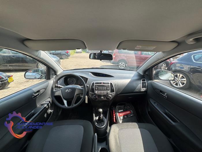 Hyundai i20 1.2i 16V Sloopvoertuig (2012, Zilvergrijs)