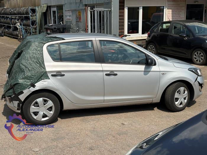 Hyundai i20 1.2i 16V Sloopvoertuig (2012, Zilvergrijs)