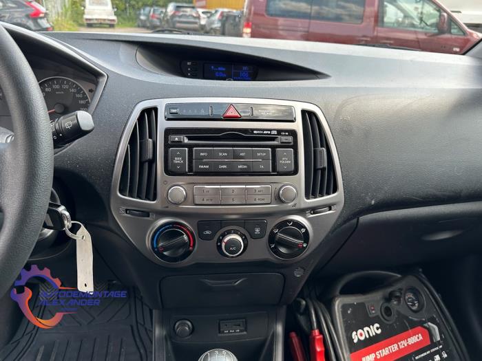 Hyundai i20 1.2i 16V Sloopvoertuig (2012, Zilvergrijs)