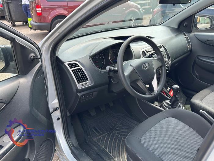 Hyundai i20 1.2i 16V Sloopvoertuig (2012, Zilvergrijs)