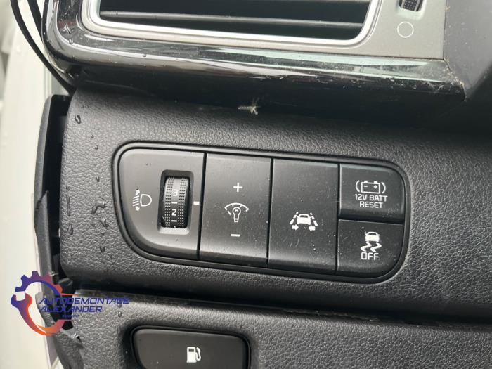 Kia Niro I 1.6 GDI Hybrid Sloopvoertuig (2018, Wit)