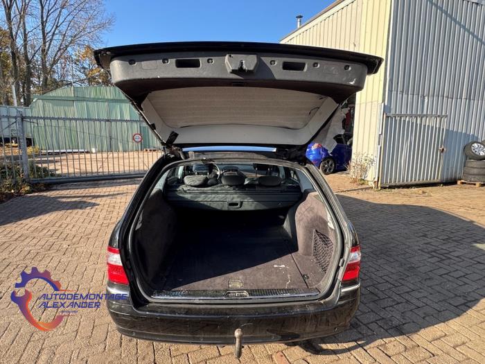 Mercedes E Combi 2.6 E-240 V6 18V Sloopvoertuig (2005, Zwart)