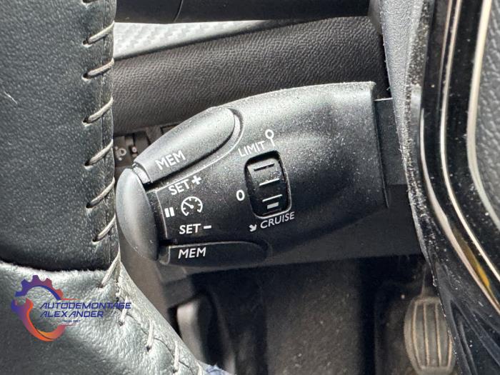 Peugeot 208 II 1.2 Vti 12V PureTech 75 Sloopvoertuig (2022, Geel)