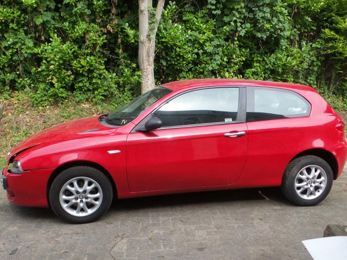 Alfa Romeo 147 Sloopvoertuig (2007, Unikleur, Rood)