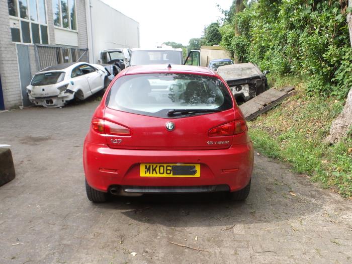 Alfa Romeo 147 Sloopvoertuig (2007, Unikleur, Rood)