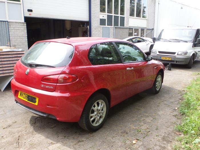 Alfa Romeo 147 Sloopvoertuig (2007, Unikleur, Rood)