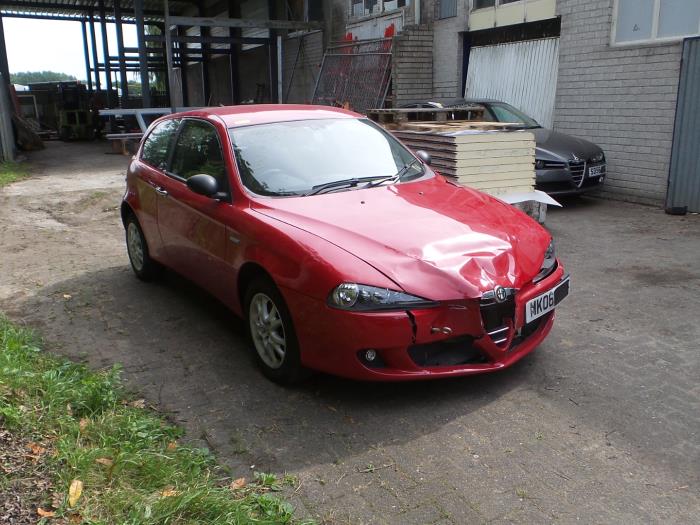 Alfa Romeo 147 Sloopvoertuig (2007, Unikleur, Rood)