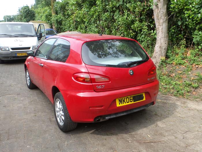 Alfa Romeo 147 Sloopvoertuig (2007, Unikleur, Rood)