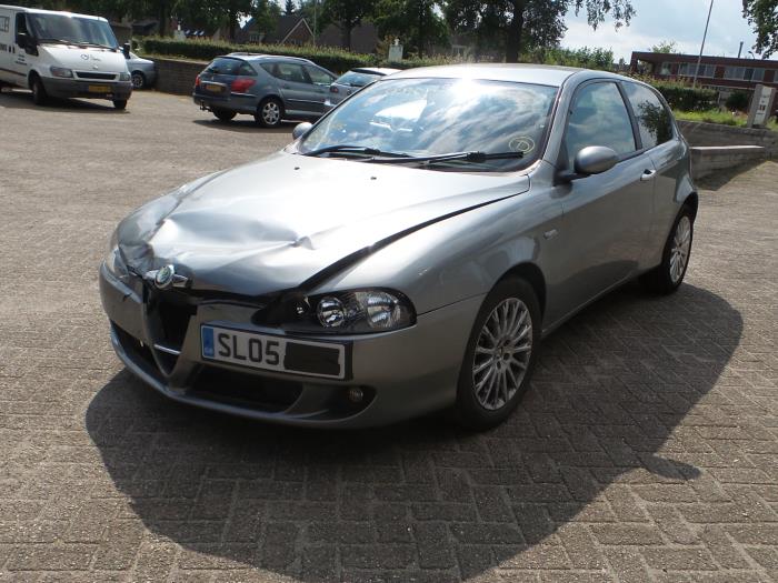 Alfa Romeo 147 Sloopvoertuig (2006, Zilver, Zilvergrijs)