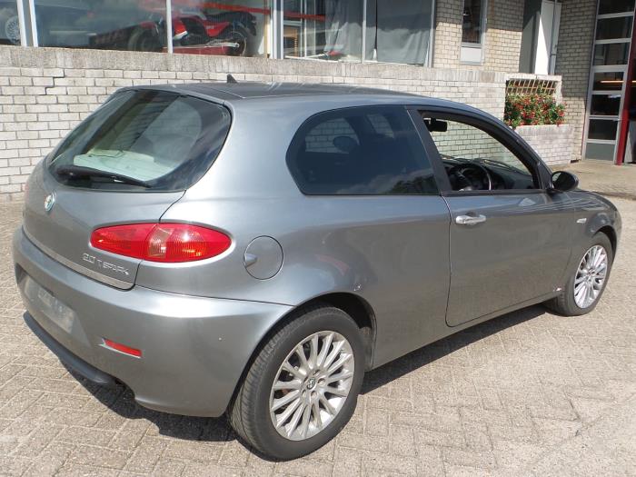 Alfa Romeo 147 Sloopvoertuig (2006, Zilver, Zilvergrijs)
