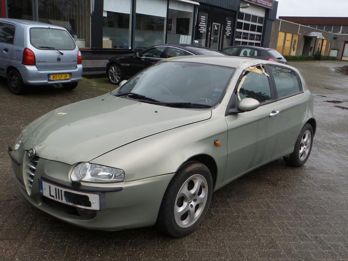 Alfa Romeo 147 Sloopvoertuig (2004, Zilver, Zilvergrijs, Groen)