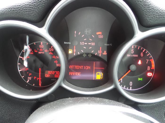 Alfa Romeo 147 Sloopvoertuig (2004, Zilver, Zilvergrijs, Groen)