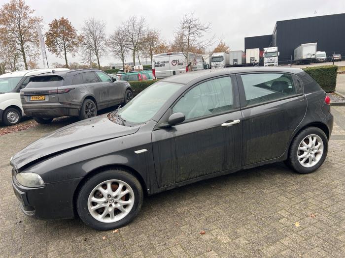 Alfa Romeo 147 1.6 HP Twin Spark 16V Sloopvoertuig (2006, Zwart)
