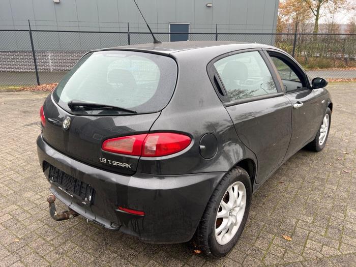 Alfa Romeo 147 1.6 HP Twin Spark 16V Sloopvoertuig (2006, Zwart)