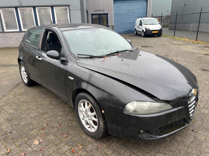 Alfa Romeo 147 1.6 HP Twin Spark 16V Sloopvoertuig (2006, Zwart)