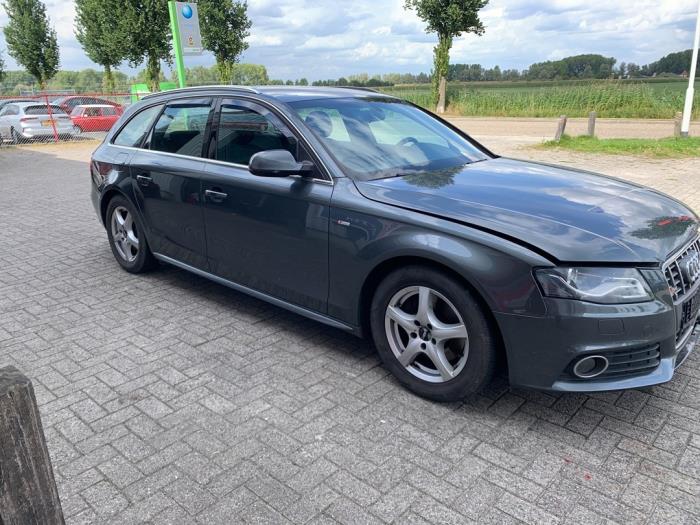 Audi A4 Avant 2.0 TFSI 16V Schadevoertuig (2010, Grijs)