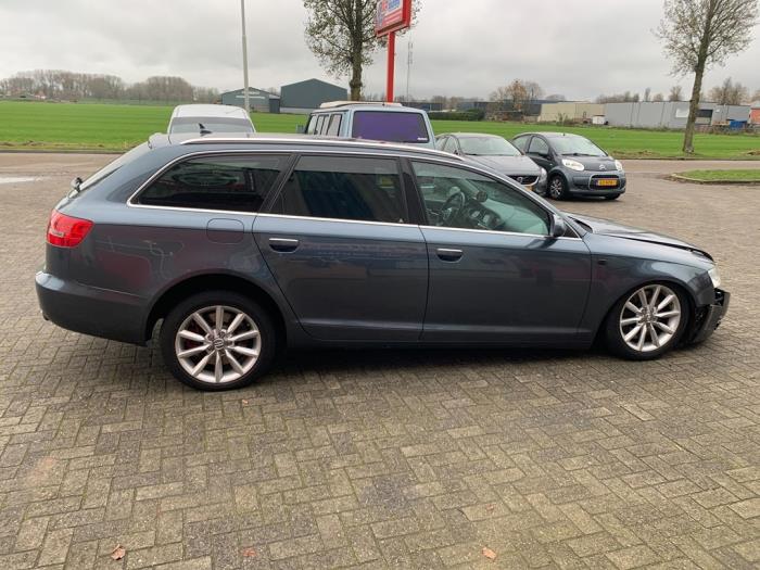 Audi A6 Avant 4.2 V8 40V Quattro Schadevoertuig (2005, Blauw)