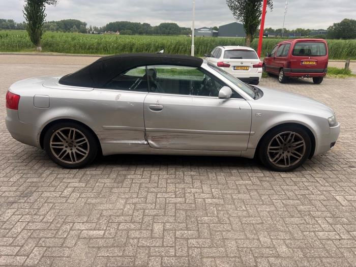 Audi A4 Cabriolet 3.0 V6 30V Schadevoertuig (2004, Grijs)